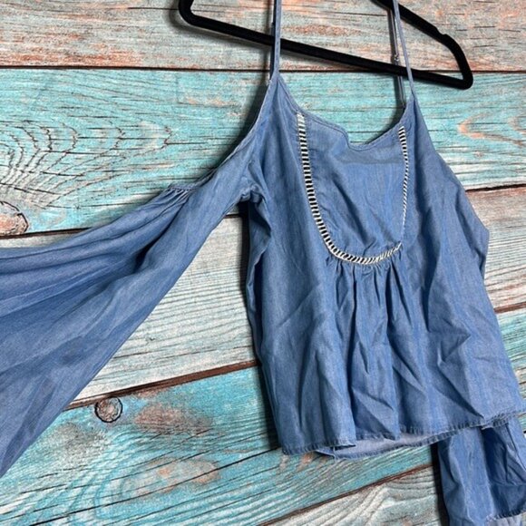 Lovers & Friends Lightweight Denim NWT Cold Shoulder Top XS Flare Sleeve - Picture 3 of 8